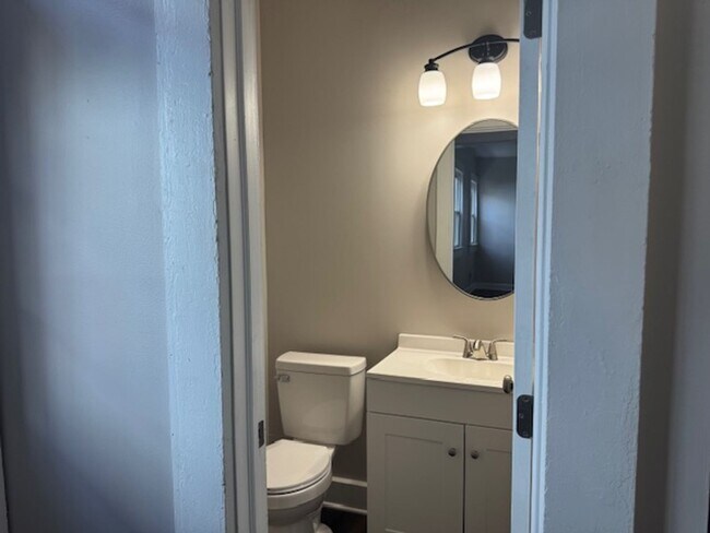 Building Photo - 2 Bedroom 1 1/2 Bath Beautifully Renovated Home in Historic Huffman Area