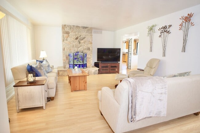 Building Photo - 4 Bedroom Furnished in Catalina Foothills with Pool