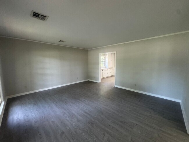 Building Photo - So much SPACE!!!