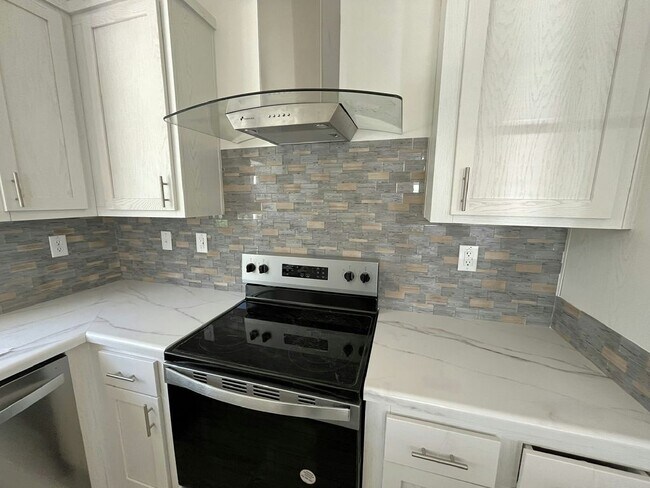 Building Photo - 5644 Woodford St