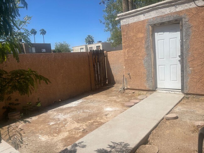 Building Photo - 48th St and Broadway,Single story 2 bed, 1...