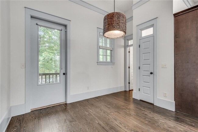 Building Photo - 3371 Dogwood Dr