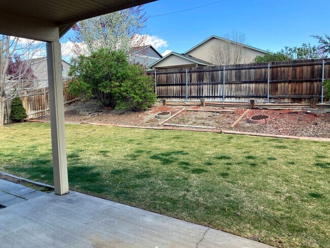 Building Photo - Ranch-Style Home With Gas Fireplace and Washer/Dryer Included! 1 Small Dog Welcome!