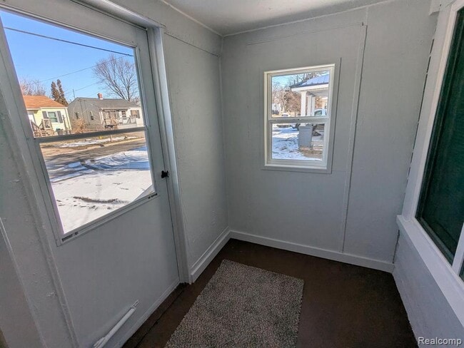 Building Photo - 2050 E Scottwood Ave