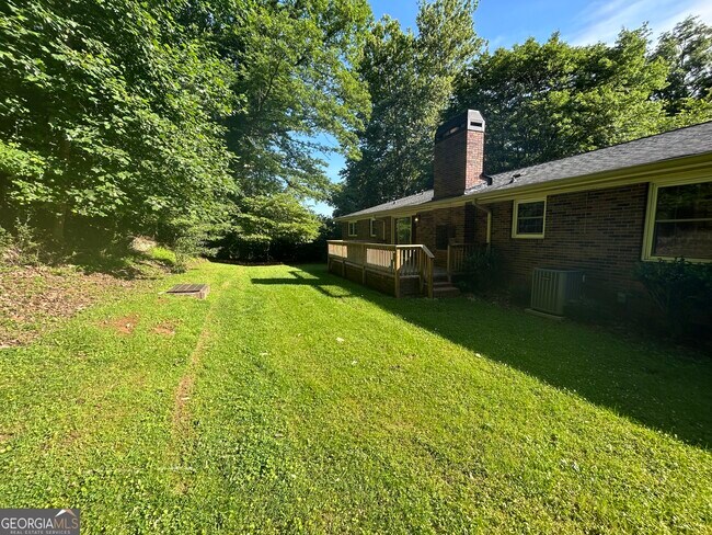 Building Photo - 729 Holly Dr