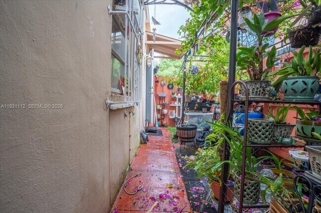 Building Photo - 317 W 36th St