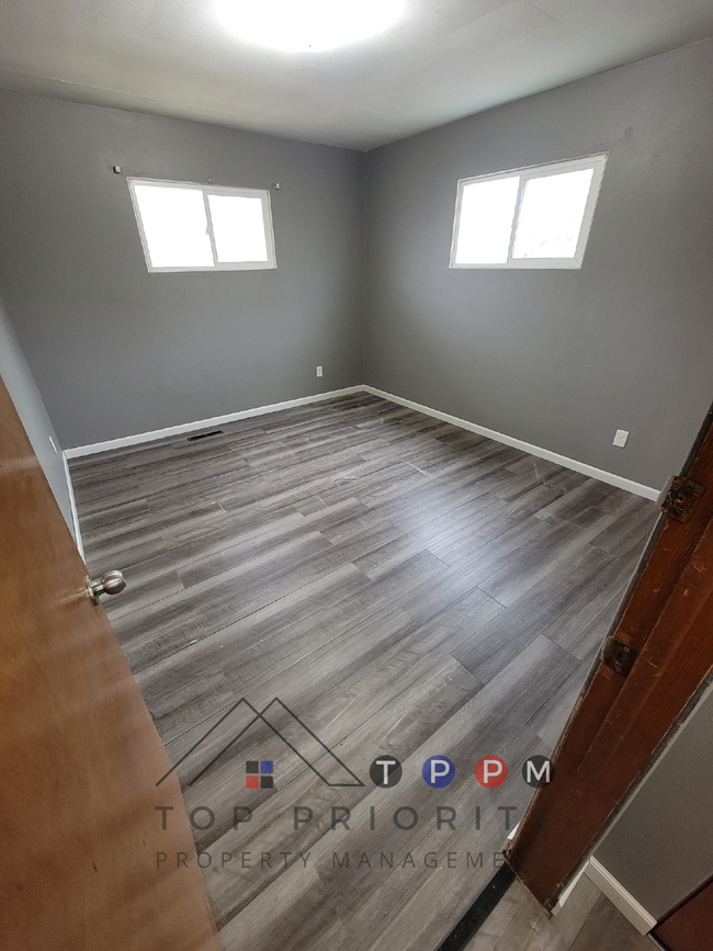 Building Photo - 1 Bedroom | 1 Bathroom Upper Unit in Water...