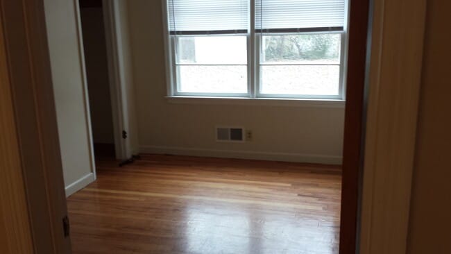 Building Photo - Very nice 3 bedroom house available for re...