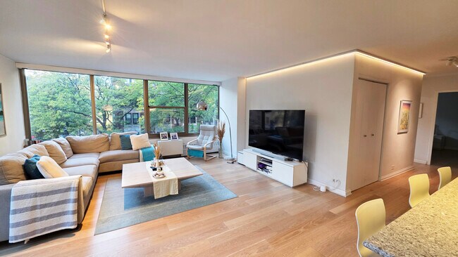 Building Photo - 360 W Wellington Ave