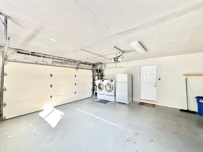 Building Photo - Beautiful, Single-Story, Updated, Private ...