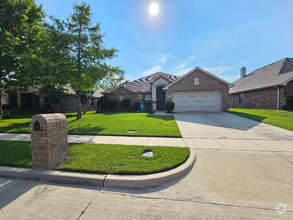 Building Photo - 513 Chelsea Dr