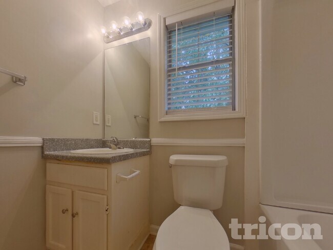 Building Photo - 238 Hampton Dr