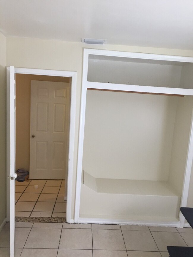 Building Photo - Large 3-2 apartment with central air and h...