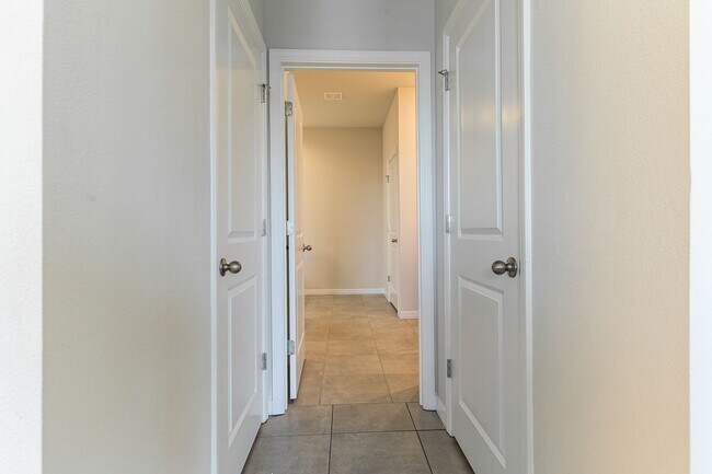 Building Photo - Pet Friendly, Spacious, modern 4 bed home ...