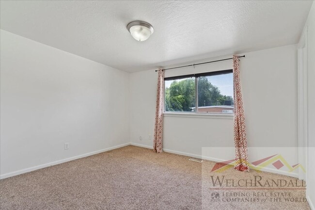 Building Photo - Beautifully Remodeled 3 Bed 2.5 Bath Townh...
