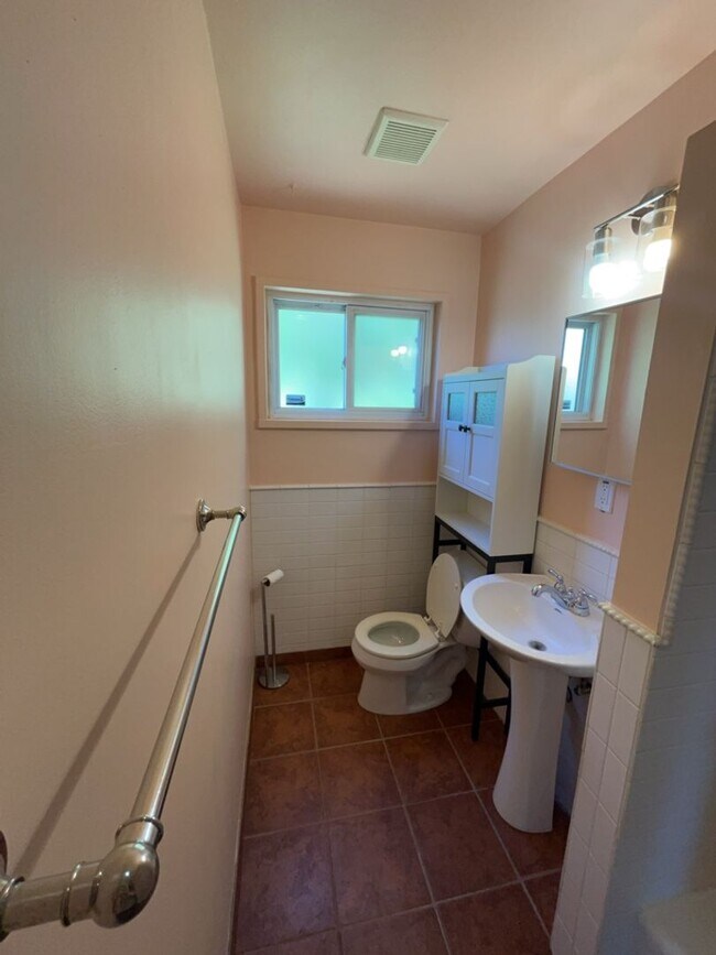 Building Photo - Beautiful Home Minutes from Uptown Albuquerque!