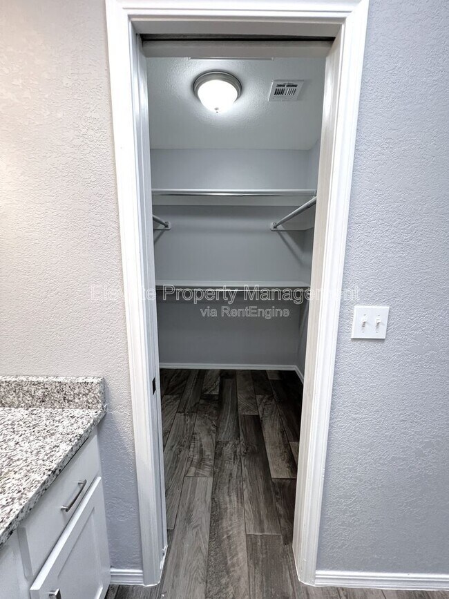 Building Photo - 12400 Doons Dr
