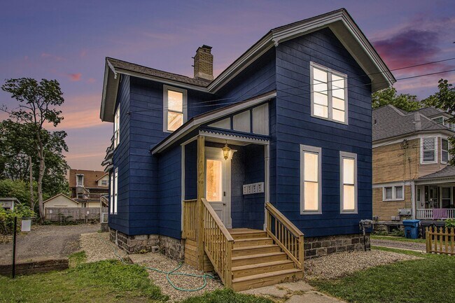 Building Photo - $1295 Tastefully furnished 1BR Apartment | All Utilities Paid + Deposit-Free Option!