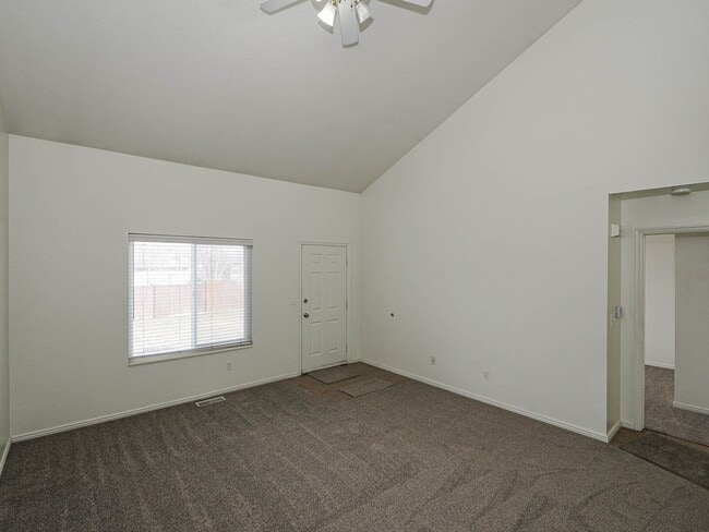 Building Photo - 2 Bedroom, 2 Bathroom Home