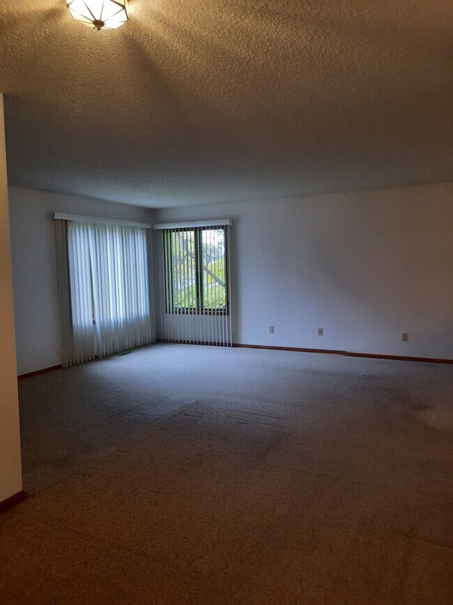 Building Photo - 613 N Broadway