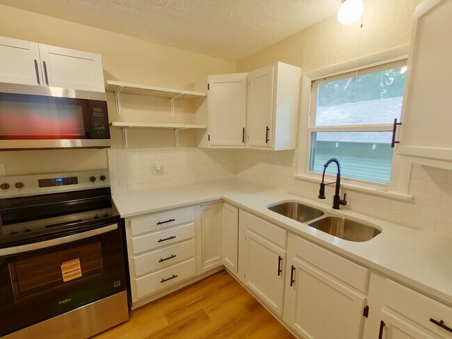 Building Photo - 1BR Duplex - All Appliances Included - $695.00