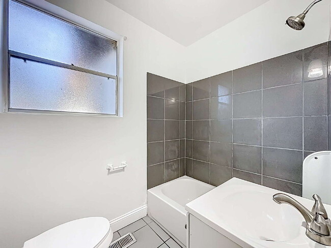 Building Photo - 5330 Quan Dr