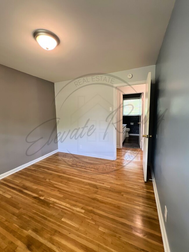 Building Photo - All Brick, 3 Bedroom Ranch in Hendersonvil...