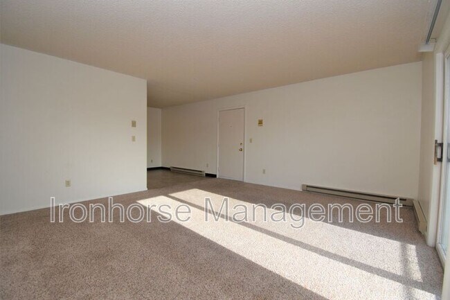 Building Photo - 809 W Villard St