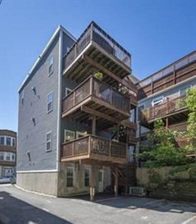 Building Photo - 64 Gates St