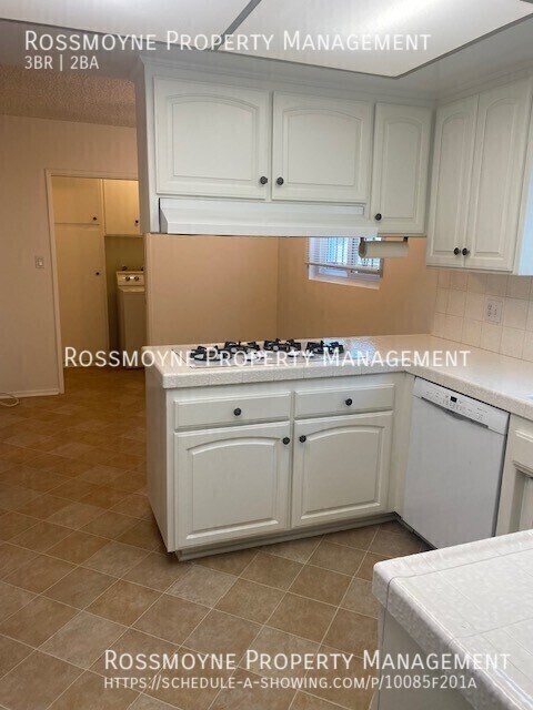 Building Photo - 12913 Strathern St