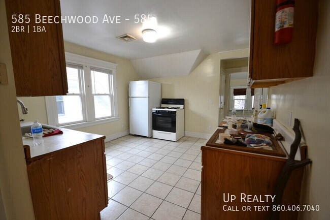 Building Photo - Spacious 2BR/1BA Apartment with Vaulted Ce...