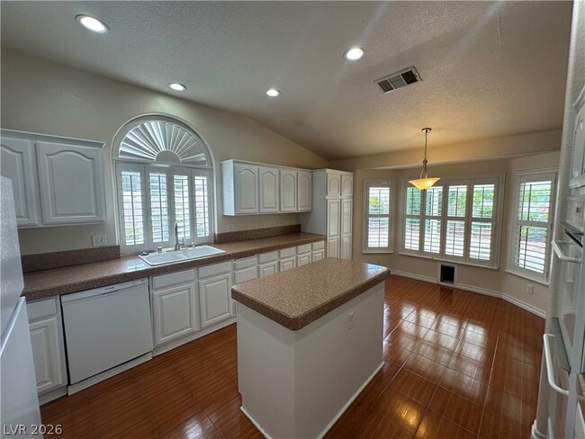 Building Photo - 2109 N Cedar Hills St