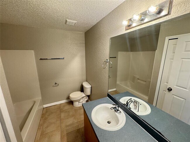 Building Photo - 725 Pelican Ct