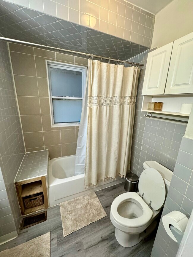 Building Photo - 2027 W Homer St