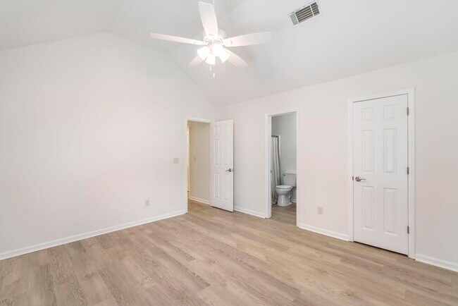 Building Photo - 103 Country Cove
