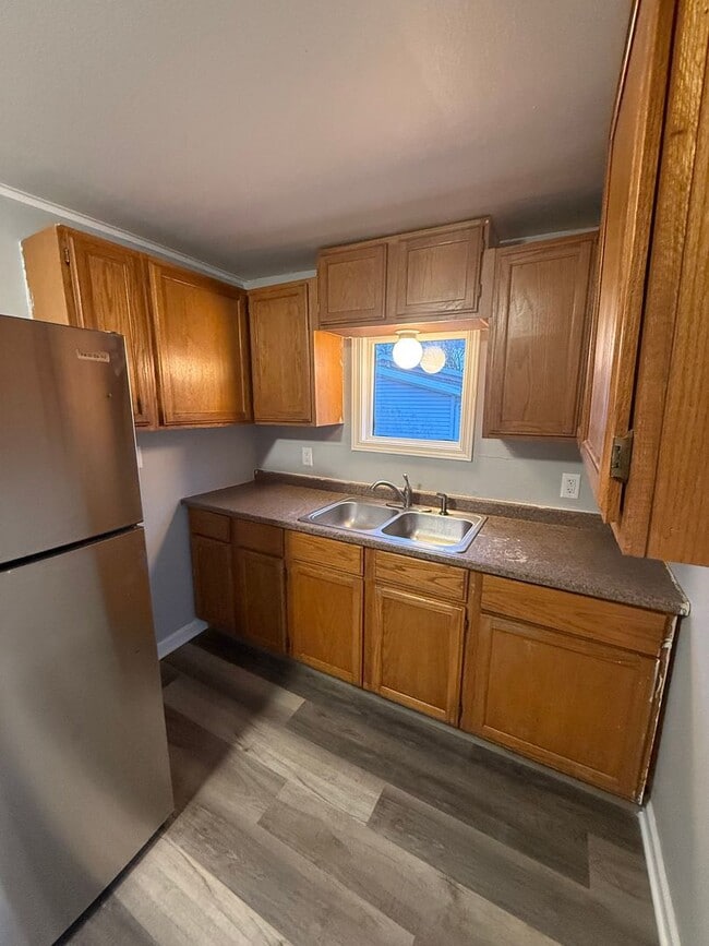 Building Photo - 406 S Oak St