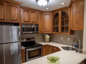Building Photo - Meticulously maintained and updated end un...