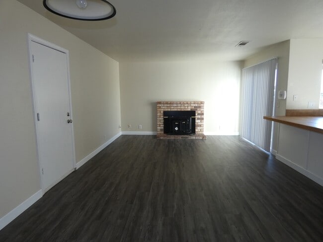 Building Photo - 4 bedroom, 2 bathroom in Suisun City