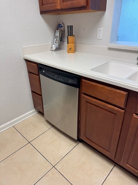 Building Photo - 4114 Breakview Dr