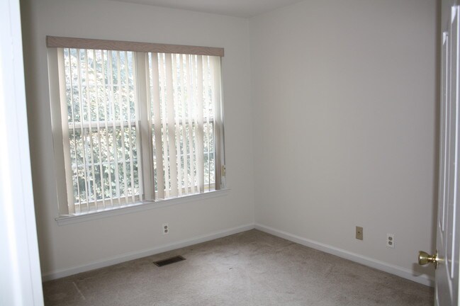 Building Photo - 7923 Ridge Ave