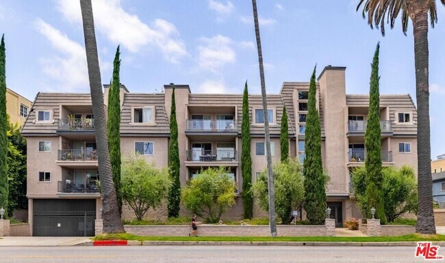 Building Photo - 439 N Doheny Dr