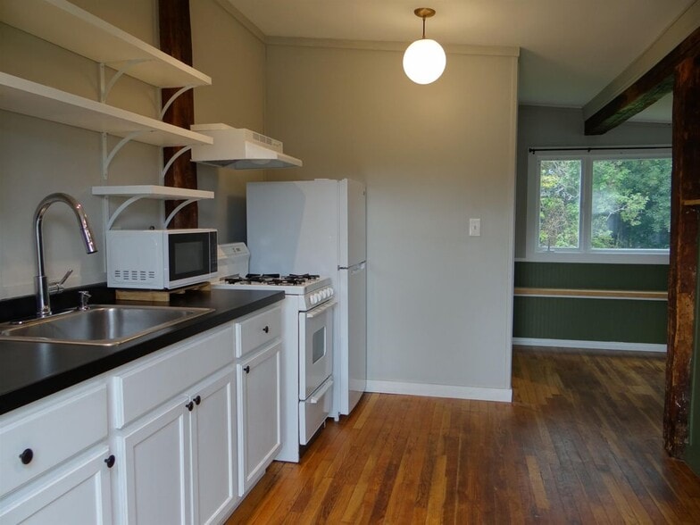 Building Photo - 25 School, 25