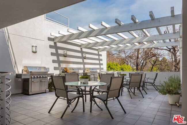 Building Photo - 4240 Laurel Canyon Blvd
