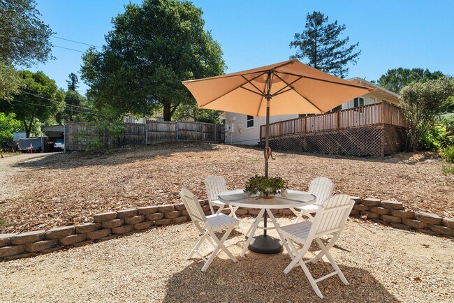 Building Photo - 205-205B Apple Knoll