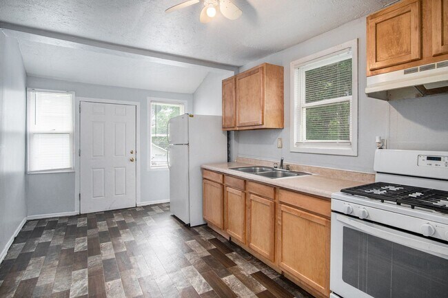 Building Photo - 3 Bedroom Close to Creighton!