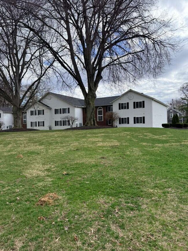 Building Photo - Magnolia Manor Unit 617