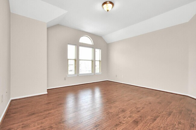 Building Photo - 8045 Ellinger Ln