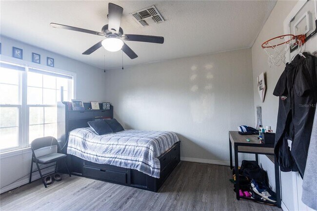 Building Photo - 1159 SW Valencia Heights Ave