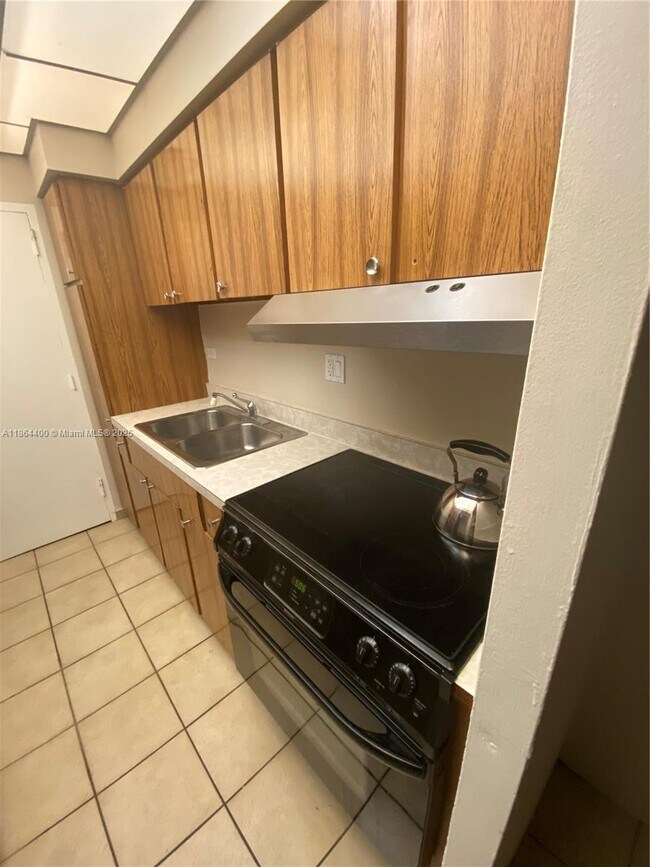 Building Photo - 1408 Brickell Bay Dr