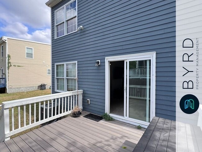 Building Photo - 115 E 14th St